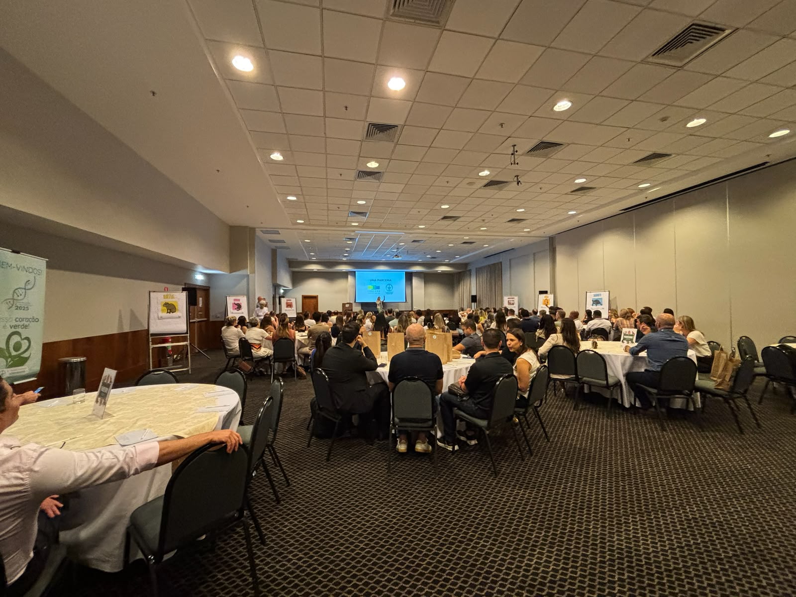 Encontro corporativo com equipes reunidas em uma experiência conduzida pela Conexão Talento