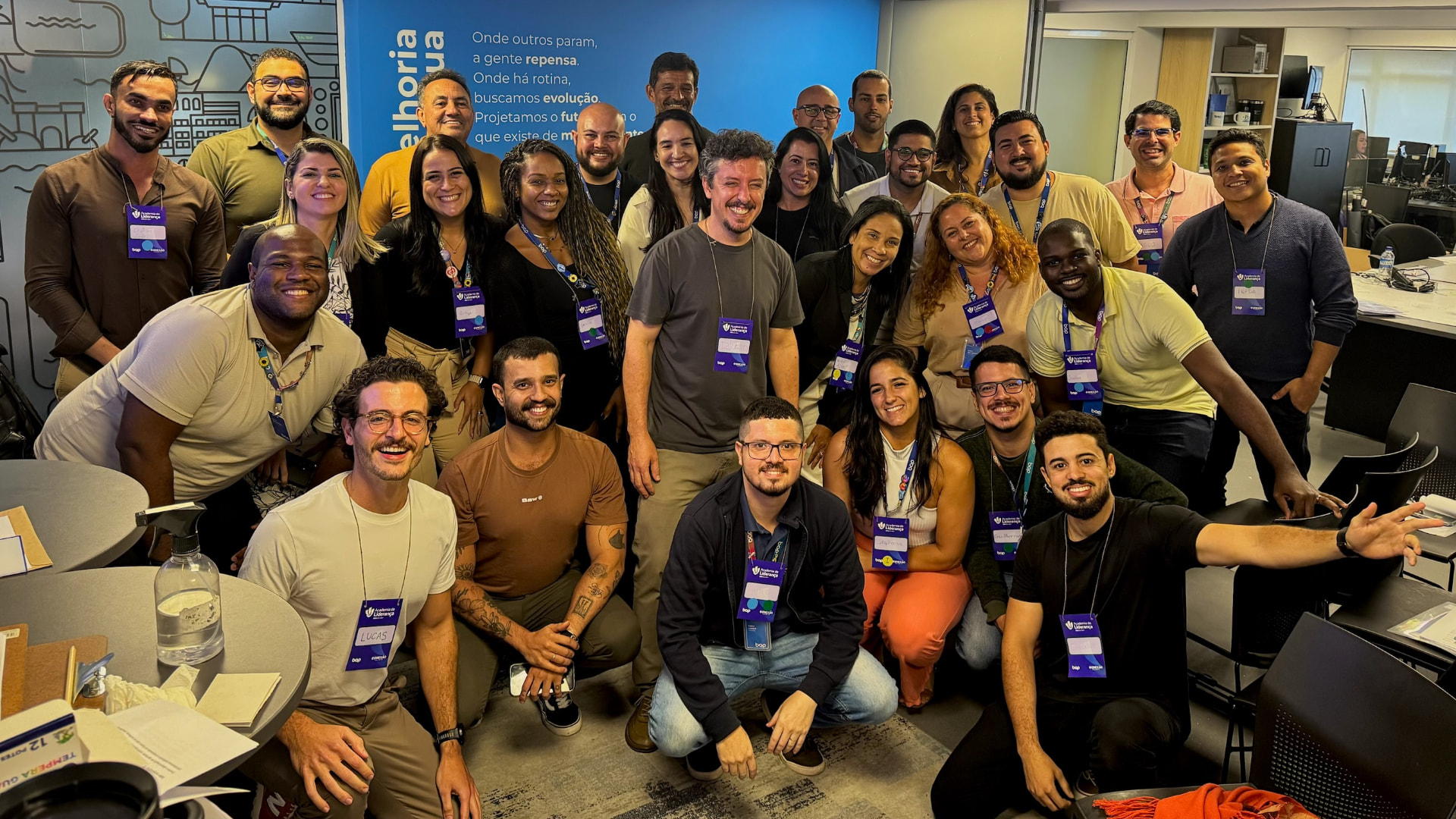 Equipe da Conexão Talento reunida e sorrindo em ambiente corporativo